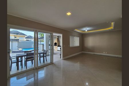 Casa de condomínio à venda com 297m², 4 quartos e 5 vagas Casa de condomínio à venda com 297m², 4 quartos e 5 vagasSala