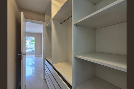 Casa de condomínio à venda com 297m², 4 quartos e 5 vagas Casa de condomínio à venda com 297m², 4 quartos e 5 vagasCloset da suíte 3