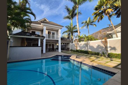 Casa de condomínio à venda com 297m², 4 quartos e 5 vagas Casa de condomínio à venda com 297m², 4 quartos e 5 vagasÁrea Externa