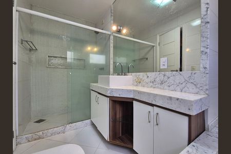 Casa de condomínio à venda com 297m², 4 quartos e 5 vagas Casa de condomínio à venda com 297m², 4 quartos e 5 vagasBanheiro da Suíte 2
