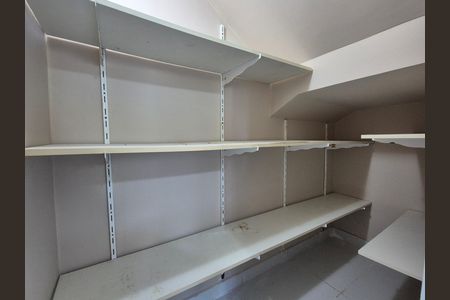 Casa de condomínio à venda com 297m², 4 quartos e 5 vagas Casa de condomínio à venda com 297m², 4 quartos e 5 vagasDespensa