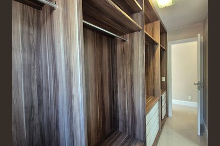 Casa de condomínio à venda com 297m², 4 quartos e 5 vagas Casa de condomínio à venda com 297m², 4 quartos e 5 vagasCloset da Suíte 2