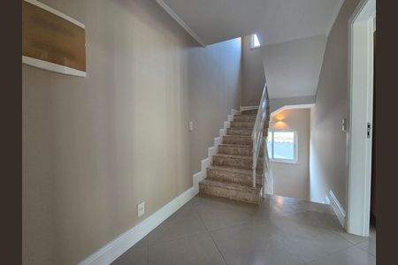 Casa de condomínio à venda com 297m², 4 quartos e 5 vagas Casa de condomínio à venda com 297m², 4 quartos e 5 vagasEscada