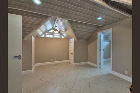 Casa de condomínio à venda com 297m², 4 quartos e 5 vagas Casa de condomínio à venda com 297m², 4 quartos e 5 vagasSótão