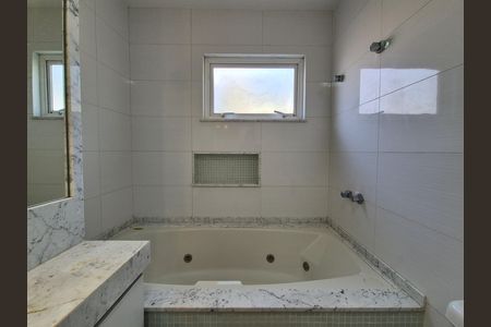 Casa de condomínio à venda com 297m², 4 quartos e 5 vagas Casa de condomínio à venda com 297m², 4 quartos e 5 vagasBanheiro da Suíte 2