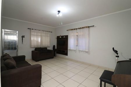 Casa para alugar com 250m², 6 quartos e 4 vagas Casa para alugar com 250m², 6 quartos e 4 vagasSala
