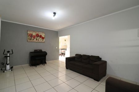 Casa para alugar com 250m², 6 quartos e 4 vagas Casa para alugar com 250m², 6 quartos e 4 vagasSala