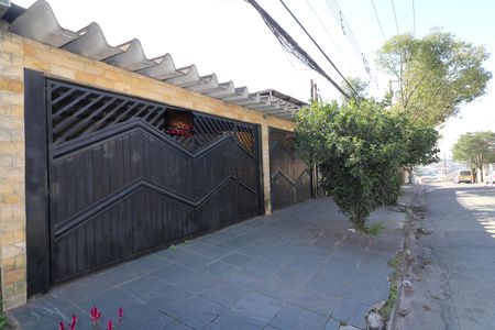 Casa para alugar com 250m², 6 quartos e 4 vagas Casa para alugar com 250m², 6 quartos e 4 vagasFachada