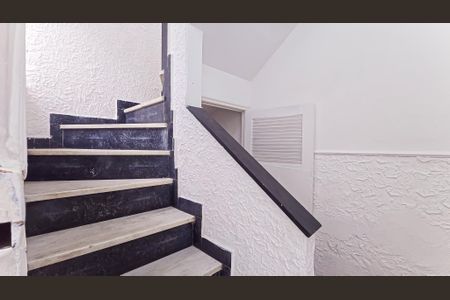 Apartamento à venda com 85m², 2 quartos e sem vaga Apartamento à venda com 85m², 2 quartos e sem vagaEscada