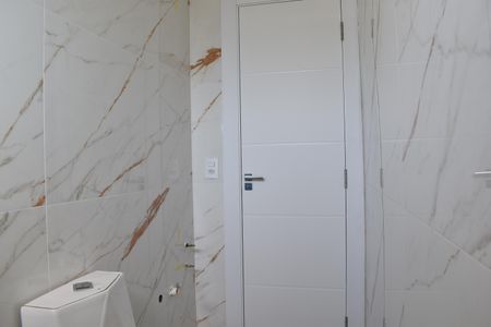 Casa de condomínio para alugar com 171m², 3 quartos e 2 vagasBanheiro da Edícula