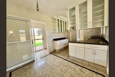 Casa de condomínio à venda com 330m², 3 quartos e 4 vagasFoto 01