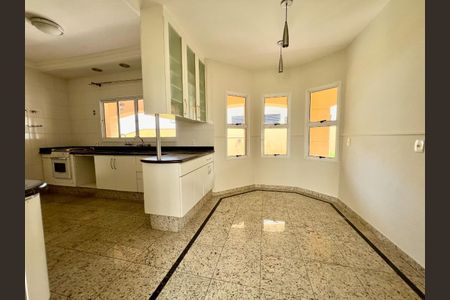 Casa de condomínio à venda com 330m², 3 quartos e 4 vagasFoto 01
