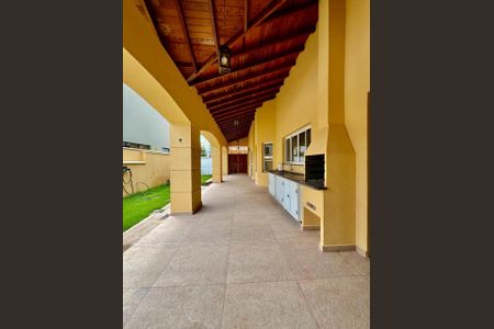 Casa de condomínio à venda com 330m², 3 quartos e 4 vagasFoto 01