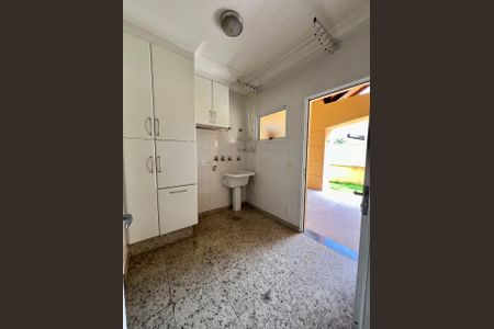 Casa de condomínio à venda com 330m², 3 quartos e 4 vagasFoto 01