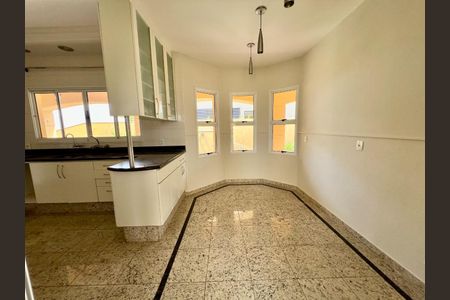 Casa de condomínio à venda com 330m², 3 quartos e 4 vagasFoto 01