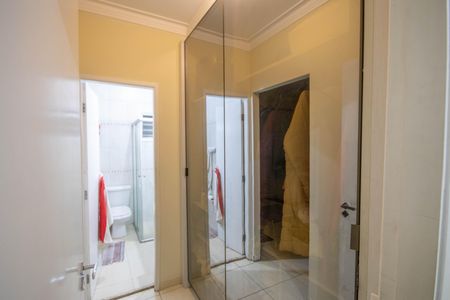 Casa à venda com 320m², 2 quartos e 2 vagasCloset da suíte