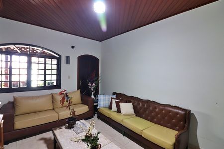 Casa à venda com 235m², 2 quartos e 8 vagasSala