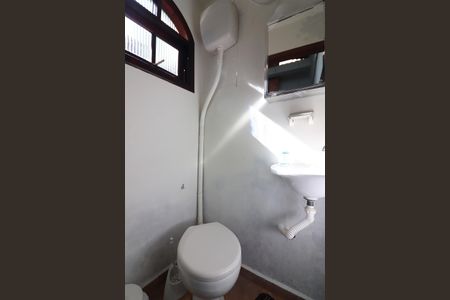 Casa à venda com 235m², 2 quartos e 8 vagasBanheiro de Serviço