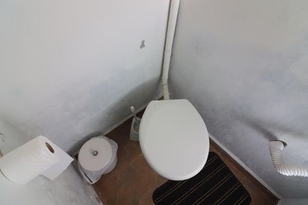 Casa à venda com 235m², 2 quartos e 8 vagasBanheiro de Serviço