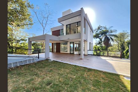 Casa de condomínio para alugar com 263m², 4 quartos e 4 vagas Casa de condomínio para alugar com 263m², 4 quartos e 4 vagasFachada