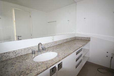 Apartamento à venda com 210m², 4 quartos e 3 vagasBanheiro da Suíte 2