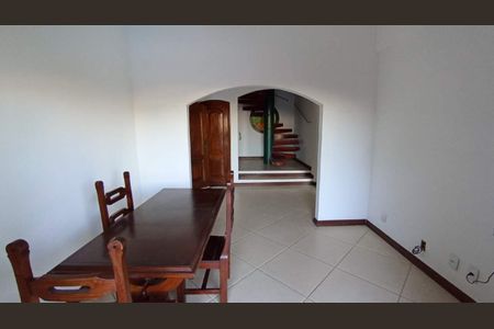 Casa à venda com 657m², 4 quartos e 7 vagas Casa à venda com 657m², 4 quartos e 7 vagasSala