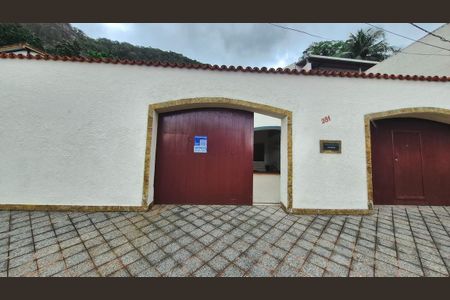 Casa à venda com 657m², 4 quartos e 7 vagas Casa à venda com 657m², 4 quartos e 7 vagasFachada