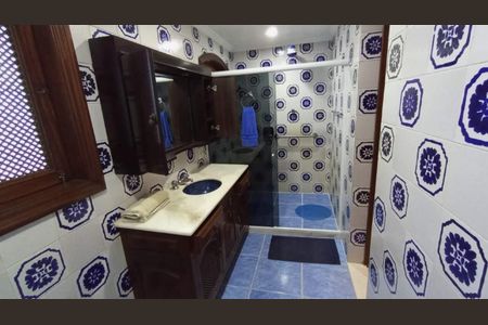 Casa à venda com 657m², 4 quartos e 7 vagas Casa à venda com 657m², 4 quartos e 7 vagasBanheiro da Suíte 1