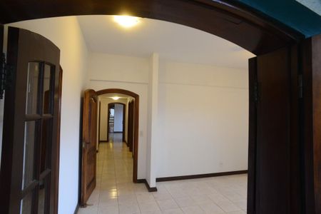 Casa à venda com 657m², 4 quartos e 7 vagas Casa à venda com 657m², 4 quartos e 7 vagasSala