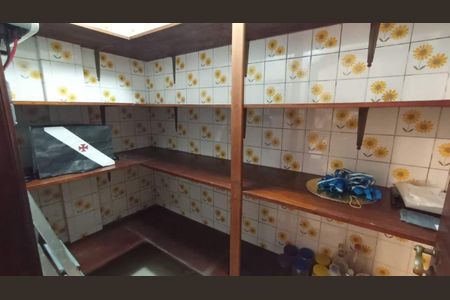 Casa à venda com 657m², 4 quartos e 7 vagas Casa à venda com 657m², 4 quartos e 7 vagasDespensa