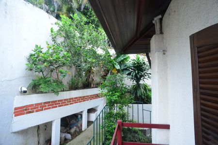 Casa à venda com 657m², 4 quartos e 7 vagas Casa à venda com 657m², 4 quartos e 7 vagasVaranda