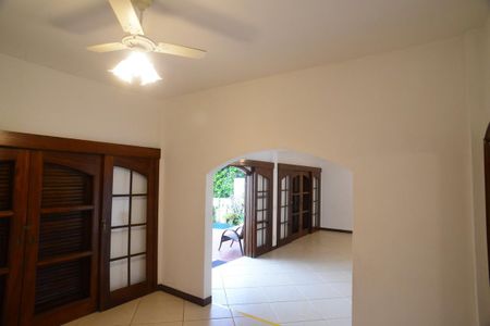 Casa à venda com 657m², 4 quartos e 7 vagas Casa à venda com 657m², 4 quartos e 7 vagasSala