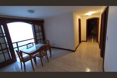 Casa à venda com 657m², 4 quartos e 7 vagas Casa à venda com 657m², 4 quartos e 7 vagasSala