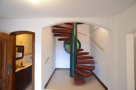 Casa à venda com 657m², 4 quartos e 7 vagas Casa à venda com 657m², 4 quartos e 7 vagasEscada