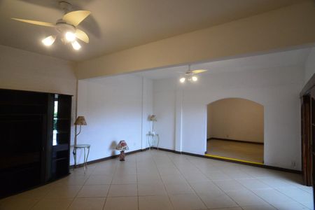 Casa à venda com 657m², 4 quartos e 7 vagas Casa à venda com 657m², 4 quartos e 7 vagasSala