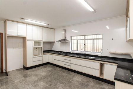 Casa para alugar com 342m², 4 quartos e 4 vagas Casa para alugar com 342m², 4 quartos e 4 vagasCozinha