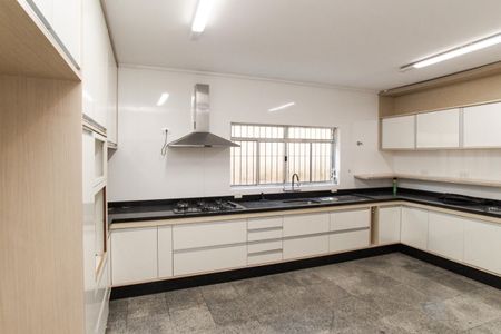 Casa para alugar com 342m², 4 quartos e 4 vagas Casa para alugar com 342m², 4 quartos e 4 vagasCozinha