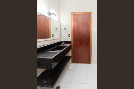 Casa para alugar com 342m², 4 quartos e 4 vagas Casa para alugar com 342m², 4 quartos e 4 vagasBanheiro Social