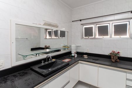 Casa para alugar com 342m², 4 quartos e 4 vagas Casa para alugar com 342m², 4 quartos e 4 vagasBanheiro da Suíte 1