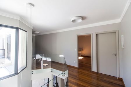 Casa de condomínio à venda com 460m², 4 quartos e 4 vagas Casa de condomínio à venda com 460m², 4 quartos e 4 vagasCorredor