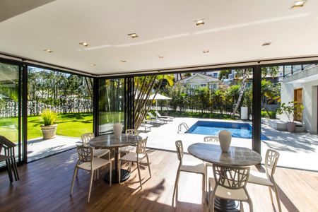 Casa de condomínio à venda com 460m², 4 quartos e 4 vagas Casa de condomínio à venda com 460m², 4 quartos e 4 vagasVaranda