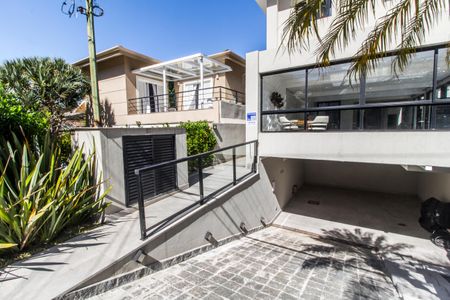 Casa de condomínio à venda com 460m², 4 quartos e 4 vagas Casa de condomínio à venda com 460m², 4 quartos e 4 vagasÁrea comum