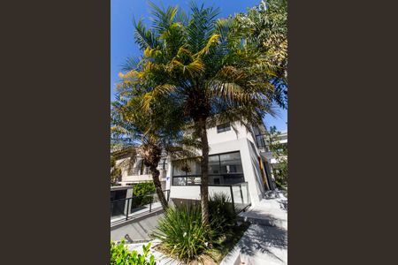 Casa de condomínio à venda com 460m², 4 quartos e 4 vagas Casa de condomínio à venda com 460m², 4 quartos e 4 vagasFachada