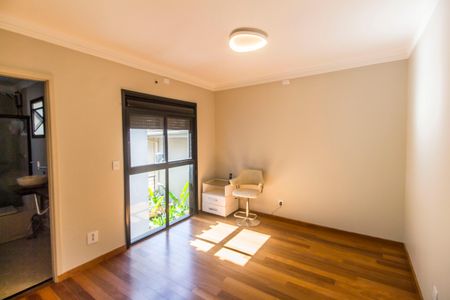 Casa de condomínio à venda com 460m², 4 quartos e 4 vagas Casa de condomínio à venda com 460m², 4 quartos e 4 vagasSuíte 3