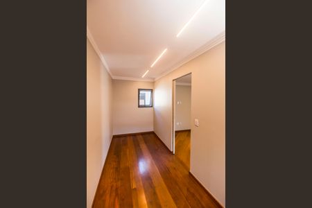 Casa de condomínio à venda com 460m², 4 quartos e 4 vagas Casa de condomínio à venda com 460m², 4 quartos e 4 vagasCloset da suíte 2