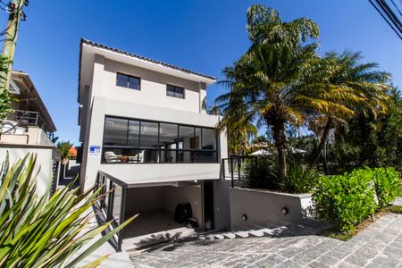 Casa de condomínio à venda com 460m², 4 quartos e 4 vagas Casa de condomínio à venda com 460m², 4 quartos e 4 vagasFachada e Placa
