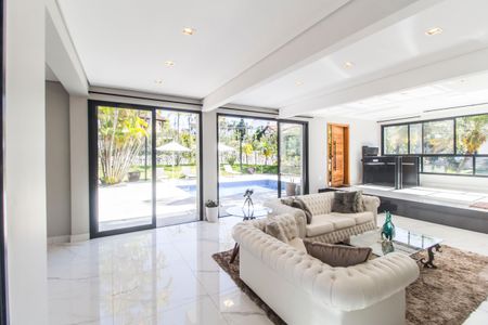 Casa de condomínio à venda com 460m², 4 quartos e 4 vagas Casa de condomínio à venda com 460m², 4 quartos e 4 vagasSala