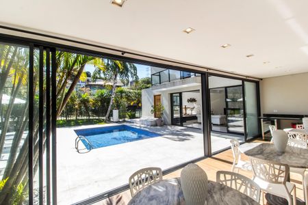 Casa de condomínio à venda com 460m², 4 quartos e 4 vagas Casa de condomínio à venda com 460m², 4 quartos e 4 vagasVaranda