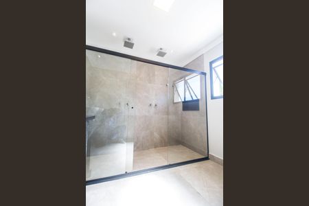 Casa de condomínio à venda com 460m², 4 quartos e 4 vagas Casa de condomínio à venda com 460m², 4 quartos e 4 vagasBanheiro da Suíte 2