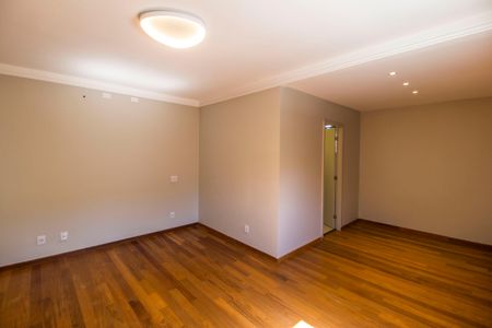 Casa de condomínio à venda com 460m², 4 quartos e 4 vagas Casa de condomínio à venda com 460m², 4 quartos e 4 vagasSuíte 4